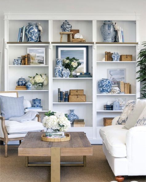 Blue And White Vases, Blue And White Decor, Muebles Shabby Chic, Blue And White Living Room, Shelf Decor Living Room, Blue White Decor, Sunrooms, Colour Ideas, White Living