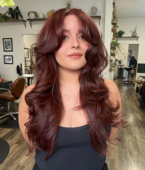 21 Layered Wavy Hair Ideas For A Lively And Dynamic Look Framing Long Layers, Ginger Hair On Latina, Face Framing Long Layers, Red Hair Layers, Mahogany Red Hair, Layered Wavy Hair, Wavy Hair Ideas, Kitty Couple, Long Layered Hair With Bangs