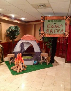 Camp Fire Decorations, Summer Camp Display Ideas, Camping Party Ideas Decoration, Summer Camp Decoration Ideas, Camping Decorations Party, Camping Stage Design, Camp Party Decor, Summer Camp Decoration Ideas For School, Summer Camp Decorations