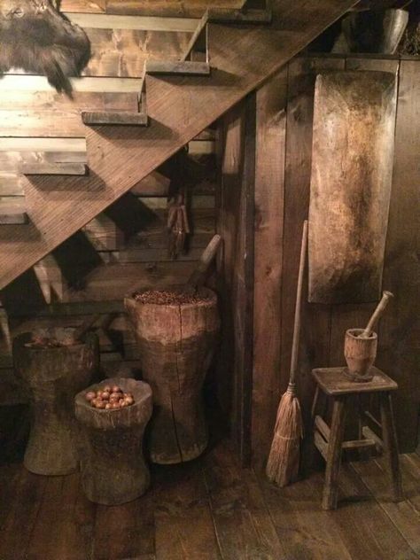 Primitive House, Primitive Kitchen Decor, Primitive Homes, Country Stuff, Prim Decor, Primitive Style, Cabin Interiors, Primitive Furniture, Cabin Living