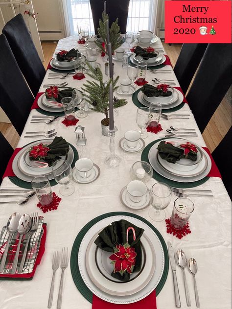 Red And Green Table Setting, Red Green And Gold Christmas Table Decor, Red And White Table Setting Christmas, Red And White Christmas Table Decor, Christmas Table Settings Elegant, Green Table Settings, Christmas Dinner Table Settings, Green Christmas Decorations, Red Christmas Decor