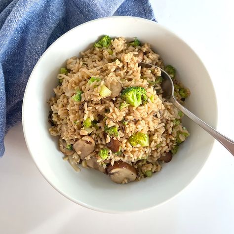 Broccoli Leek Mushrooms and Brown Rice - Fit As A Fiddle Life Flavorful Broccoli, Rice With Broccoli, Broccoli And Mushrooms, Rice Broccoli, Broccoli Rice, Mediterranean Food, Healthy Dishes, Brown Rice, Mediterranean Recipes