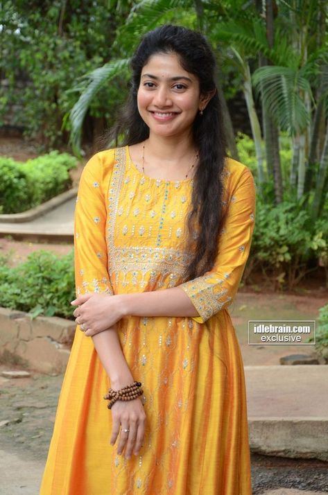 Sai Pallavi Hd Images, Girls Dresses Diy, Sai Pallavi, Photo Poses For Couples, Trendy Fashion Outfits, Anarkali Dress, New Photos, Churidar