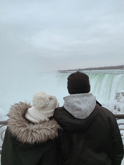 Niagara Falls Photoshoot, Niagara Falls Canada Winter, Niagara Falls Couple Pictures, Niagara Falls Picture Ideas Canada, Niagara Falls Outfit Fall, Niagra Falls Photoshoot Ideas, Niagra Falls Outfits, Niagara Falls Picture Ideas, Niagara Falls Winter