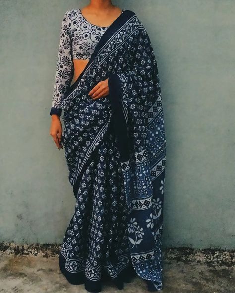 Indigo Saree With White Blouse, Indigo Blouse Designs, Indigo Saree Blouse Designs, Indigo Cotton Saree, Sadi Photoshoot, Indigo Saree Styling, Saari Designs Latest, Indigo Saree, Kerala Saree Blouse Designs