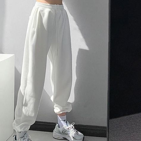 White Baggy Sweatpants, White Sweatpants Outfit Winter, Cute Sweat Pants, White Sweatpants Outfit, Sweat Pants Outfit, Aesthetic Sweatpants, Sweatpants Aesthetic, Everyday Ootd, Cool Sweatpants