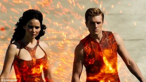 "Girl On Fire"- The Hunger Games seies King Song, New Hunger Games, Hunger Games Fashion, Hunger Games 2, Fire Movie, Hunger Games Movies, Katniss And Peeta, Dont Forget To Smile, Hunger Games 3