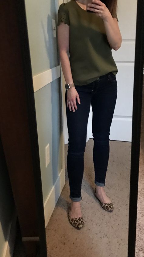 Olive green top, dark skinny jeans, leopard print flats  •Spring Outfit Olive Green Shirt Outfit, Green Tshirt Outfit, Green Blouse Outfit, Flats Outfit Work, Leopard Print Shoes Outfit, Leopard Flats Outfits, Green Shirt Outfits, Green Top Outfit, Olive Green Top