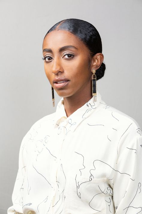 Professional Studio portrait of Kalu. White blouse, gray background. The neutral tones bring out the expression and focus on the face. Neutral Portrait Photography, Studio Portrait Photography White Background, White Background Headshots, Headshot White Background, Portrait White Background, Team Headshots, White Background Portrait, Professional Profile Pictures, Headshot Inspiration