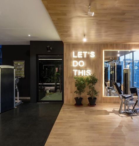 Group Fitness Room Design, Modern At Home Gym, Brick Gym Interior Design, Ballet Barre Home Gym, Exercise Studio Design, Physio Gym Design, Gym Gallery Wall, Aesthetic Gym Interior, Modern Gym Aesthetic