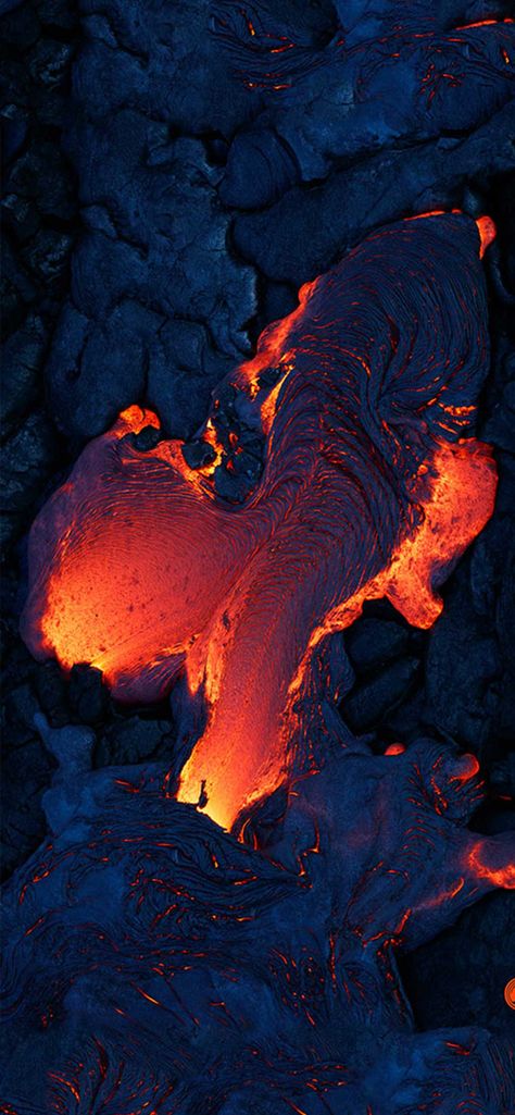 Volcano wallpaper iPhone Volcano Wallpaper, Volcano Pictures, Volcano Photos, Iphone Beauty, Iphone Art, Lava Flow, Trendy Wallpaper, Black And White Wallpaper, Photography Wallpaper