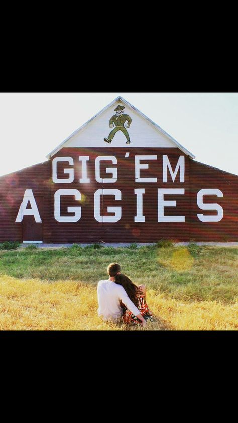 Aggie barn Aggie Engagement Photos, Aggie Graduation Pictures, Aggie Wedding, Texas A And M, College Grad Pics, Watercolor Barns, Aggie Football, A And M, Kyle Field