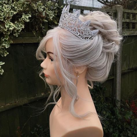 Queen Updo With Crown, Hairdos With Crown, Wedding Hair Updo With Crown, Hair Updo With Crown, Royal Updo Hairstyles, Wedding Updo With Crown, Princess Hair Updo, Princess Updo Hairstyles, Queen Hairstyles Crown