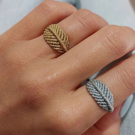 macrame_zeta sur Instagram : Macrame feather 🪶 ring #macramerings #macramering #macrame_zeta #macrame #macrame2022 #macramefashion #macramejewerly #macramemakers… Micro Macrame Ring, Macrame Earrings Tutorial, Macrame Ring, Macrame Jewellery, Macrame Jewelry Tutorial, Macrame Rings, Macrame Bracelet Patterns, Crochet Rings, Macrame Knots Pattern