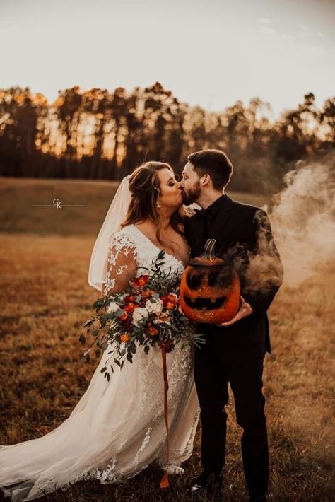 Jack O Lantern Wedding, Halloween Wedding Picture Ideas, Autumn Halloween Wedding, Boho Halloween Wedding, Halloween Wedding Pictures, Halloween Wedding Photo Ideas, Halloween Wedding Photography, Rustic Halloween Wedding, Halloween Wedding Photoshoot