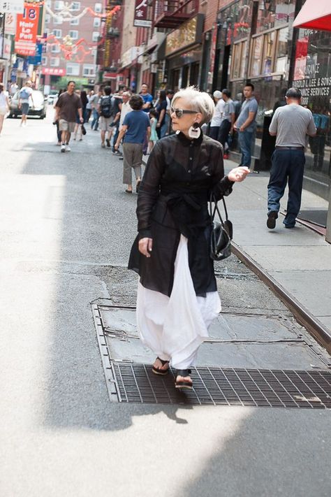 Accidental Icon: Wandering Woman | Accidental Icon | Bloglovin’ Boho Dress Over 50, Mode Edgy, Lyn Slater, Accidental Icon, New Street Style, Mode Boho, Advanced Style, Ageless Style, Ageless Beauty