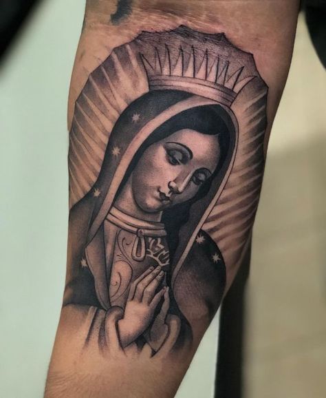 60+ Virgin Mary tattoo ideas: designs on different parts of the body in various styles with pain evaluation. Bonus: a detailed explanation of the meanings. Virgin Mary Face Tattoo, Virgin Mary Hand Tattoo, Traditional Virgin Mary Tattoo, Virgin Mary Tattoo Stencil, Virgencita Tattoo, Virgin Mary Tattoo Design, Virgin Mary Tattoos, Virgen Mary Tattoo, Virgen De Guadalupe Tattoo Ideas