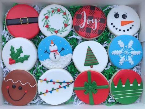 Christmas Cookies Circle Decorated, Round Royal Icing Cookie Ideas, Circular Christmas Cookies, Round Sugar Cookie Decorating Ideas Christmas, Simple Christmas Cookies Royal Icing, Round Cookie Decorating Ideas Christmas, Christmas Circle Cookies Decorated, Round Christmas Cookies Decorating Ideas, Christmas Cookies Decorated Round