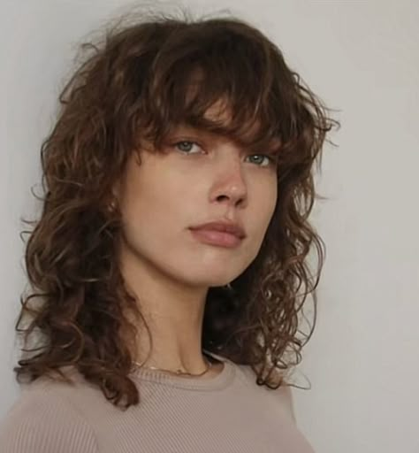 Shag Haircut Oblong Face, Side Part Shag, Gay Haircut, Tight Curly Hair, Oblong Face Hairstyles, Oblong Face, Long Curly Haircuts, Face Hairstyles, Curly Wurly