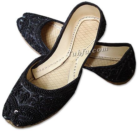 Indian fashion Khussa Pakistani Khussa, Pakistani Shoes, Black Pakistani Dress, Indian Shoes, Dressy Flats, Pakistani Clothes Online, Business Attire Women, Jobs For Women, Shoes Design