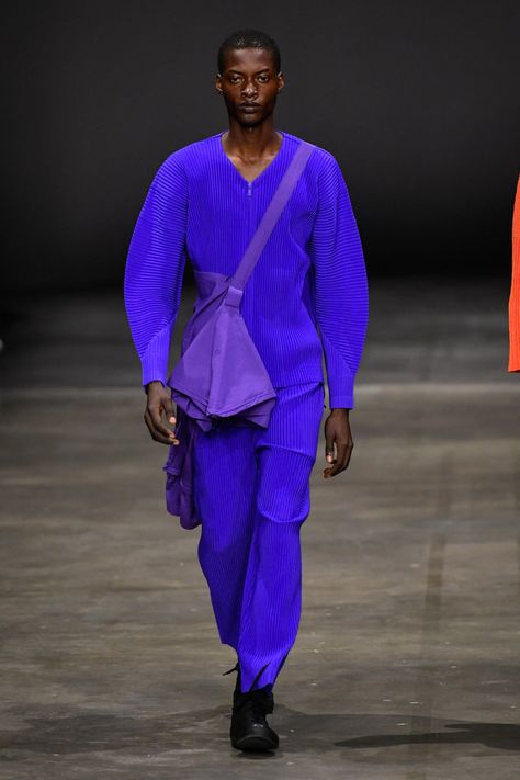 Homme Plissé Issey Miyake Men's Fall 2023 [PHOTOS] Issey Miyake Runway, Issey Miyake Menswear, Runway 2023, Dree Hemingway, Issey Miyake Men, Menswear Runway, Arabian Nights, Camilla And Marc, Mens Fall