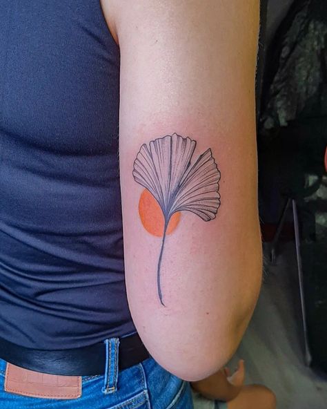 Ginko Leaf Tattoo Minimalist, Duality Tattoo Ideas Symbols, Ginko Leaf Tattoos Design, Ginko Biloba Tattoo, Ginko Leaves Tattoos, Ginko Leaf Tattoo, Gingko Leaves Tattoo, Tattoo Botanica, Ginko Leaf Tattoos