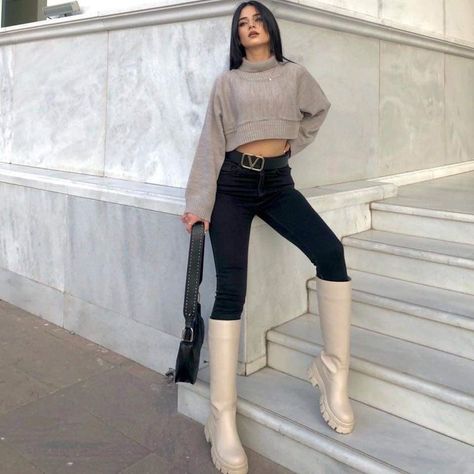 Botas Beige Outfit, Long Boots Outfit, White Boots Outfit, Japan Outfits, Fashion Outfits Dresses, Outfit Botas, Ny Outfits, Outfits Dresses, White Boots