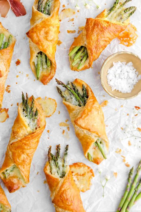 These Asparagus Prosciutto and Brie Puff Pastry Bundles are the perfect last-minute appetizer to make during the holiday's! Easy, quick t... Vegan Savory Pastry, Puff Pastry Vegan Recipes, Vegan Puff Pastry Recipes, Puff Pastry Vegan, Puff Pastry Bundles, Vegan Puff Pastry, Vegan Asparagus, Savory Brunch Recipes, Savory Brunch