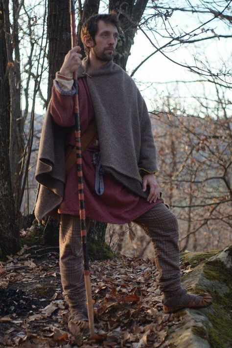 Celtic warrior (4th-3rd century bC) with winter clothes Viking Winter Clothing, Traditional Celtic Clothing, Medieval Winter Clothes, Iron Age Clothing, Historical Irish Clothing, Pagan Outfits, Irish Clothes, Traditional Irish Clothing, Storyboard Reference