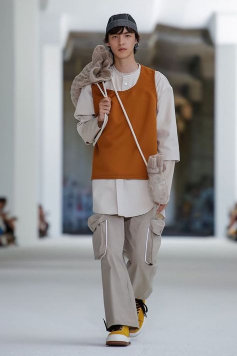 Cargo Pants Runway, Sunnei Fashion, Pants Runway, Korean Fashion Summer Street Styles, Modest Pants, Men Runway, Korean Mens Fashion, High Fashion Runway, Milano Fashion