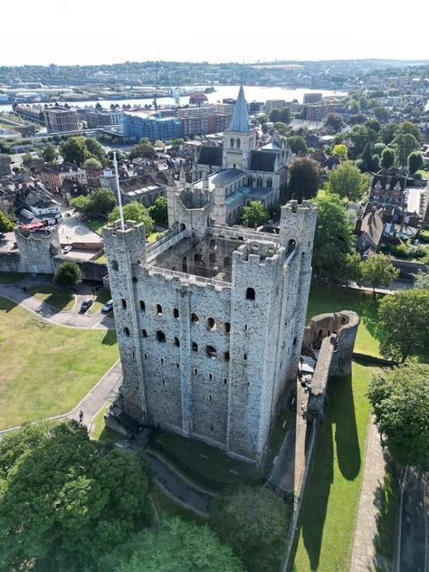 Evil Castle, Rochester Castle, Mid Evil, Castle Project, Ancient Places, Castle Estate, Interesting Architecture, Medieval Castles, Old Castle