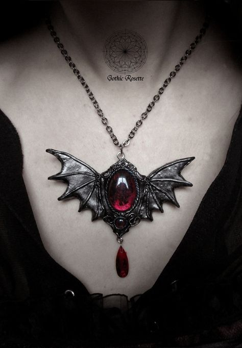 Vampire Goth Aesthetic, Half Vampire, Jewelry Vampire, Brain Necklace, Vampire Princess, Vampire Necklace, Vampire Jewelry, Whats Wallpaper, Goth Princess