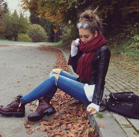 Burgundy Timberlands Outfit Women, Burgundy Boots Outfit, Goal Outfits, Maroon Boots, Combat Boot Outfit, Outfit Botas, Dr Martens Outfit, Doc Martens Outfit, Looks Jeans