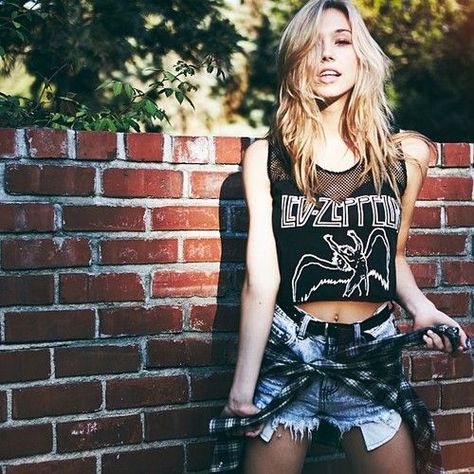 Girl in a Led Zeppelin shirt? Well, if you must.... Rocker Aesthetic, Outfit Closet, Led Zeppelin Shirt, Goddess Style, Alexis Ren, 80s Party, Daisy Dukes, New Rock, Modeling Career