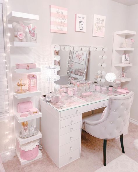 Pink And White Teen Bedroom, Rosa Bb, Beauty Room Vanity, Pink Couch, White Room Decor, Pink Bedroom Decor, Classy Bedroom, Pink Room Decor, Beauty Room Decor