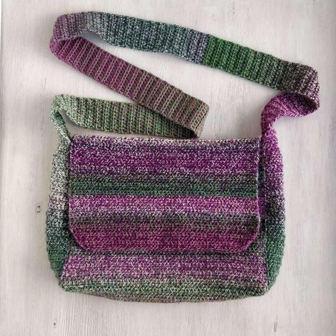 Freda Felted Messenger Bag – Free Pattern – MotherBunch Crochet Crochet Felted Bags Patterns Free, Free Crochet Messenger Bag Patterns, Knit Purse Patterns Free, Felted Crochet Patterns, Grandma Activities, Crochet Messenger Bag, Backpack Crochet, Bag Free Pattern, Messenger Bag Patterns