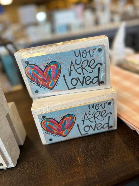 Painted Wood Blocks Ideas, Wood Block Painting Ideas, Spackle Painting, Painted Burlap Door Hangers, Wood Block Ideas, Texture Art Projects, Painted Wood Blocks, Scout Craft Ideas, Valentine Painting