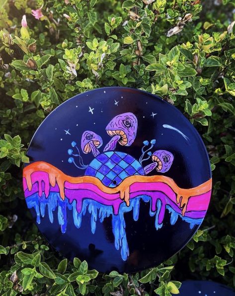 Spongebob Record Painting, Mushroom Record Painting, Cool Record Paintings, Grunge Record Painting Ideas, Simple Painted Records, Trippy Record Painting, Record Painting Ideas, Painted Records Vinyl Trippy, Vinyl Painting