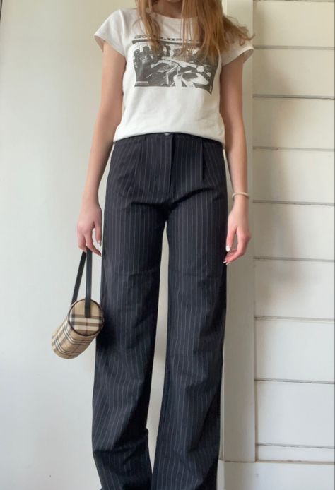 Outfits With Pin Striped Pants, Pin Stripe Pants Women, Pinstripe Slacks Outfit, How To Style Pin Stripe Pants, Striped Work Pants Outfit, Pin Stripe Pants Outfit Aesthetic, Pinstripe Trousers Outfit Casual, Navy Pin Stripe Pants Outfit, Black Pinstripe Trousers Outfit