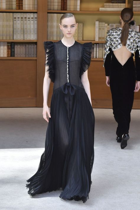 The Best Fall 2019 Couture Looks from Paris: Chanel FW2019 Look 68 Chanel Black Dress, Week In Paris, 2019 Couture, Valentino Haute Couture, Couture Looks, Chanel Couture, Chanel Haute Couture, Ball Gown Skirt, Couture Designers