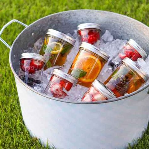 Party Drink Ideas to wow your guests—by a professional party planner Picnic Hack, Types Of Drinks, Food Vibes, Picnic Recipes, Sun Tea, Picnic Food, Picnic Foods, Outdoor Picnic, Brownie Cookies