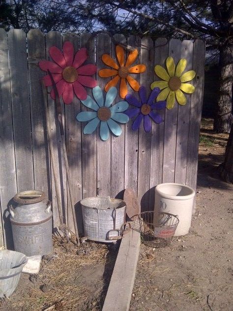 Painting House, Wooden Pallet Furniture, Fence Art, Pallet Garden, Dry Creek, Pallet Crafts, Fence Decor, Wood Flowers, Wood Pallet Projects