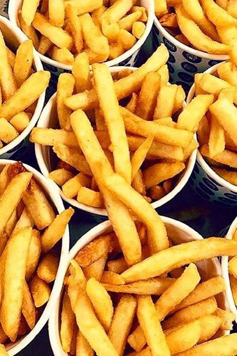 Image credit: Instagram.com/burgerproject    Oily or fatty foods craving What you need: calcium. Swap the plate of greasy hot chips for broccoli, kale, legumes, cheese or sesame. Oily Food, Hot Chips, Fatty Foods, Greasy Food, Healthy Food Swaps, Food Swaps, Raw Nuts, Hot Chip, Healthy Swaps