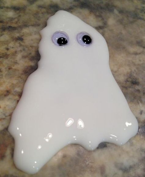 GLUE GHOSTS:  Making organized crafts with toddlers can be frustrating sometimes because all they want to do is make giant blobs of glue piles. With this craft, you get to put that effort to good use and make a fun Halloween decoration in the mean time! Check out how to make this Halloween craft by Whitney of Nanny Magazine on our blog. Halloween Ghost Craft, Ghost Crafts, October Crafts, Creative Kids Crafts, Halloween Arts And Crafts, Halloween Preschool, Fun Halloween Decor, Halloween Crafts For Kids, Theme Halloween