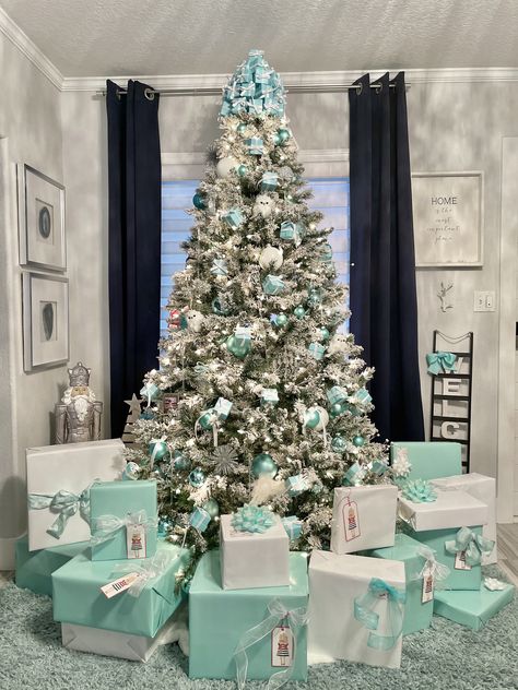 Tiffany Blue Christmas, Teal Christmas Decorations, Teal Christmas Tree, Blue Christmas Tree Decorations, Christmas Tree Photography, Christmas Tree Inspo, Teal Christmas, Turquoise Christmas, Pretty Christmas Trees