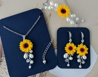 Sunflower And Pearls Wedding, Wedding Hairstyles With Sunflowers, Sunflower Fall Wedding Ideas, Teal And Sunflower Wedding Ideas, Sun Flower Wedding Theme, Sunflower Quinceanera Theme, Sunflower Wedding Nails, Rustic Sunflower Wedding Ideas, Sunflower Wedding Theme Rustic