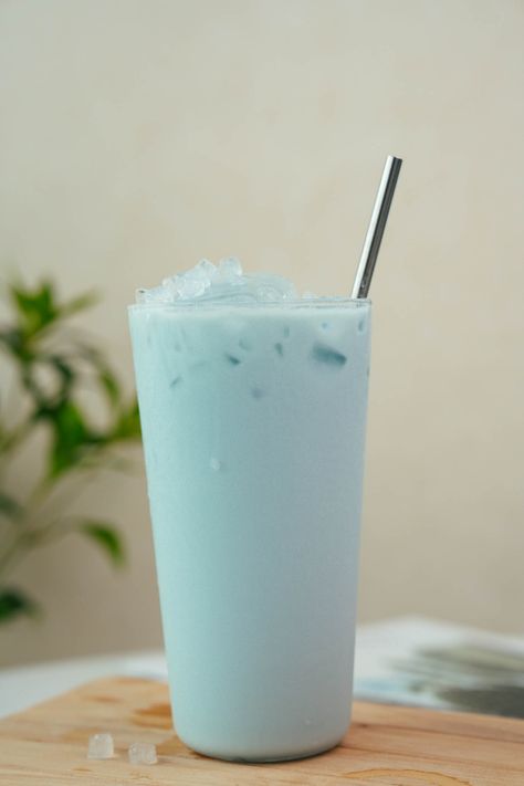 Have you ever thought about making a lovely blue milk tea? I love this light blue color so much. Summer is just around the corner, and drink enthusiasts are eagerly waiting to enjoy iced drinks. Lychee Bubble Tea, Honeydew Milk Tea, Thai Tea Boba, Coconut Milk Tea, Rose Milk Tea, Blueberry Milk, Milk Drinks, Grass Jelly, Butterfly Pea Tea