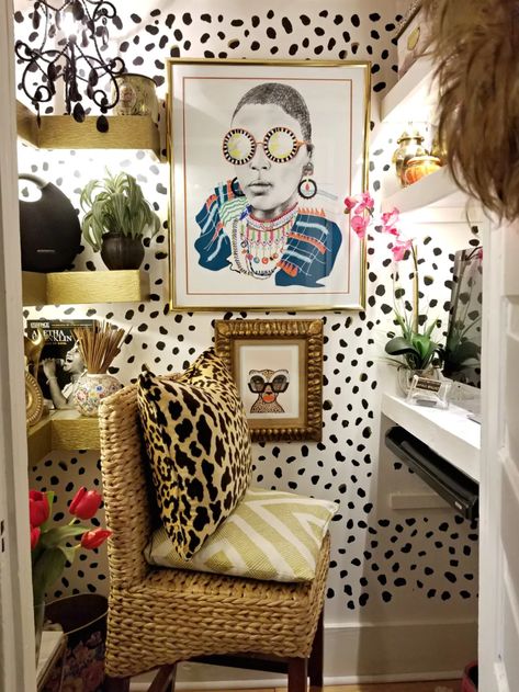 How I Decorate with Thrifted Frames | VivaLaVintage - For Your Home Peace Room, Closet Turned Office, Cloffice Ideas, Bookcase Office, Room Accent Wall, Closet Office, Office Area, Home Decor Ideas Living Room, Deco Boheme