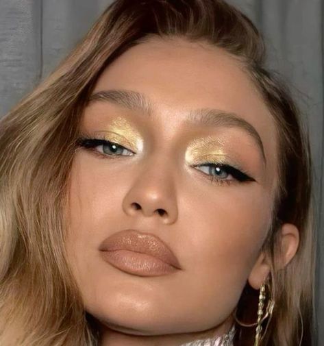 Gold Siren Eye Makeup, Golden Eye Makeup Aesthetic, Gold Glowy Makeup Looks, Gold Makeup Ideas For Prom, Golden Cat Eye Makeup, Gold Makeup For Hooded Eyes, Gold Shimmery Eye Makeup, Gold Makeup Festival, Blue Eyes Gold Eyeshadow