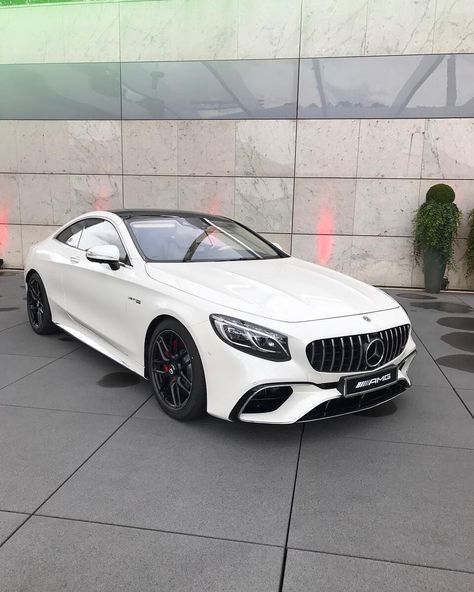 Amg S63, White Mercedes, Bmw White, Luxury Cars Mercedes, Mercedes Auto, Luxury Mercedes, Cars Mercedes, Bmw Classic Cars, New Luxury Cars